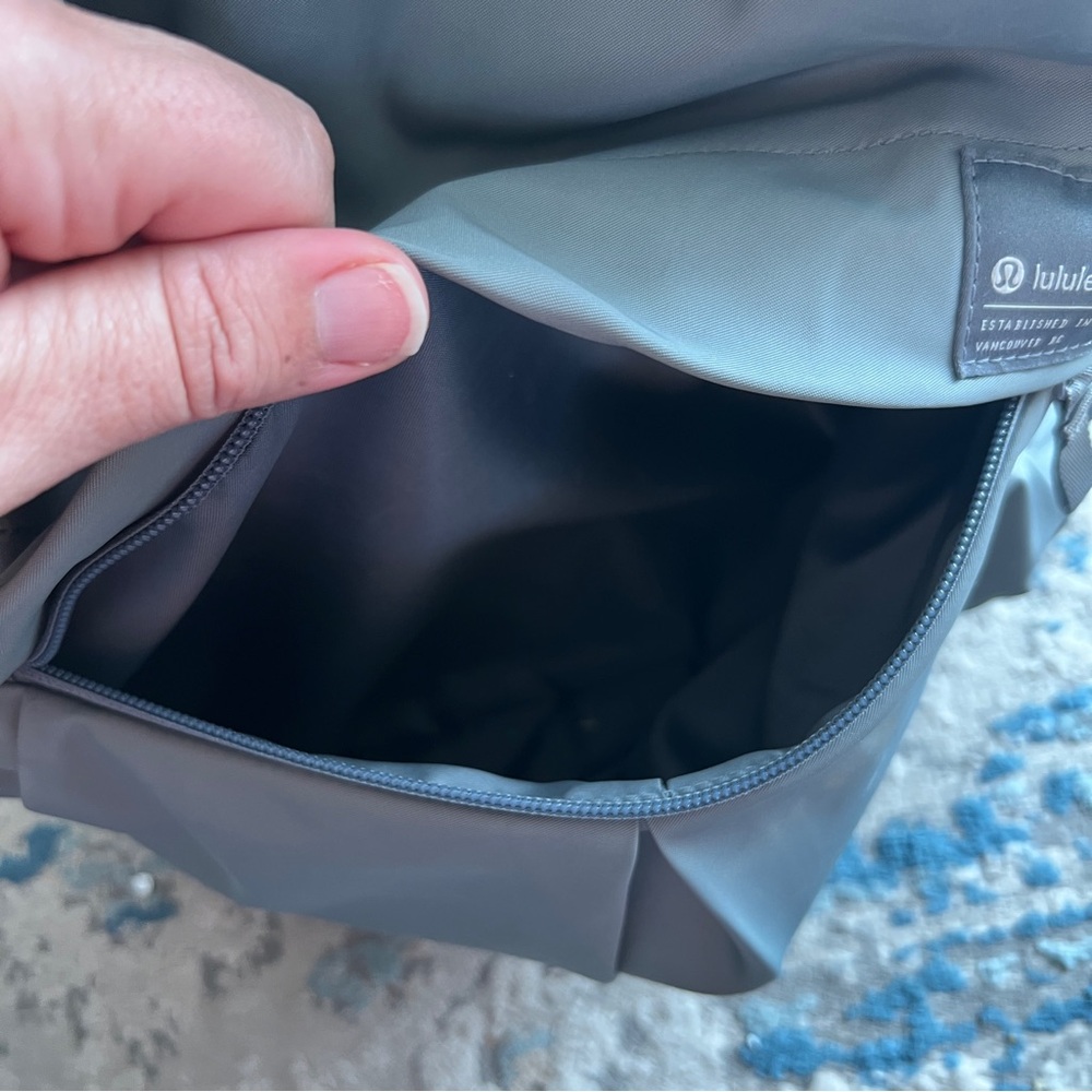 Lululemon Everyday Backpack 2.0 23L. In sage gray - Picture 8 of 13